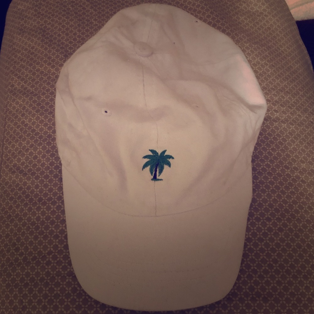 White hat super cute!!